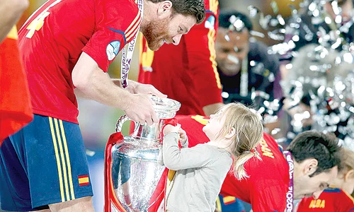 Fetiţa lui Xabi Alonso n a putut să ridice  singură cupa jpeg