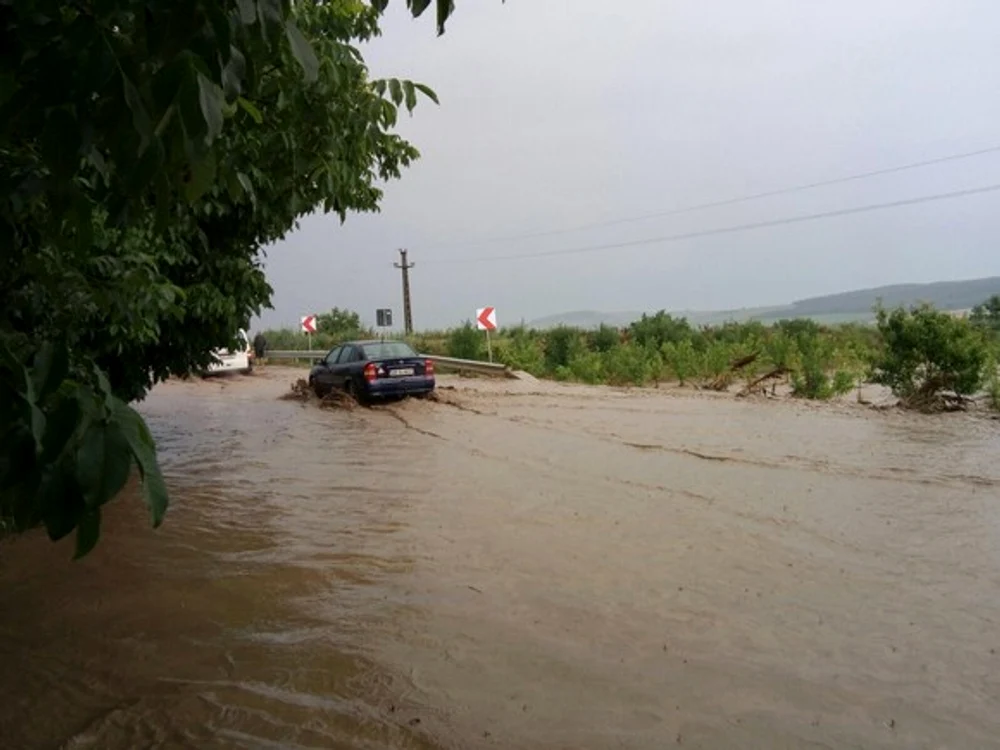 
    33 de judeţe se află sub cold galben de inundaţii Foto: IGSU   