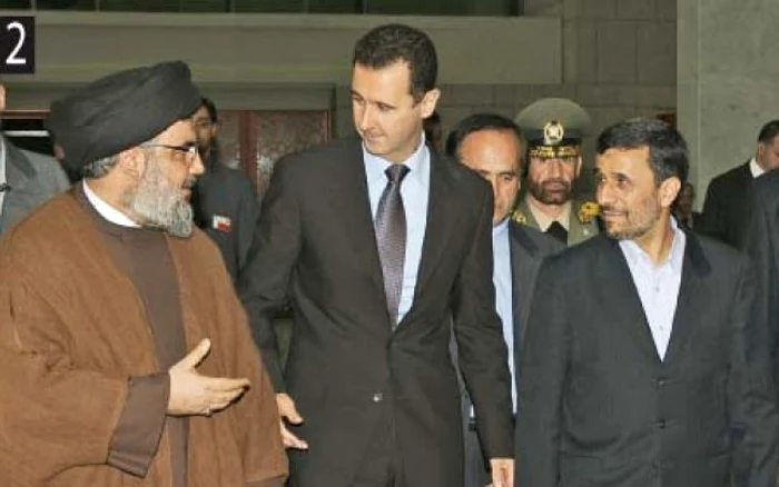 2. Bashar al-Assad, încadrat de ayatollahul Ali Khamenei (stânga) şi liderul iranian Mahmoud Ahmadinejad