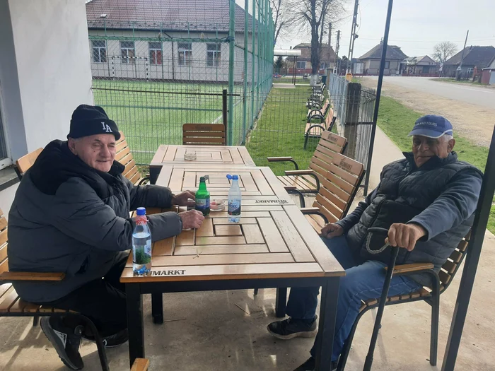 Ștefan (dreapta) susține că a avuzit la televizor că racheta vine la Turda, nu la ei. FOTO: R.F.