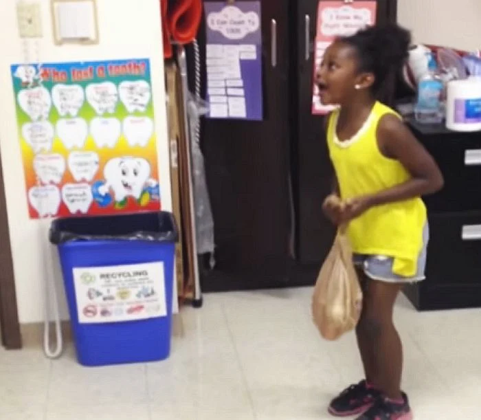 Fetiței nu i-a venit să creadă când l-a văzut pe tatăl eifoto: captură video