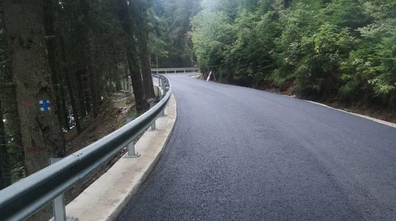 Primul strat de asfalt pe DJ 714 a fost turnat săptămâna aceasta. FOTO. CJ Dâmbovița
