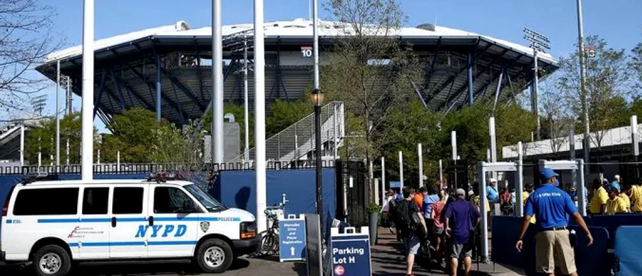 NYPD, în acțiune în fața arenei Arthur Ashe. Foto Twitter nypost