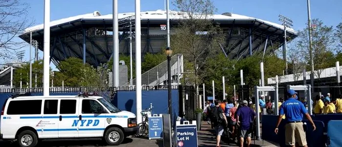NYPD, în acțiune în fața arenei Arthur Ashe. Foto Twitter nypost