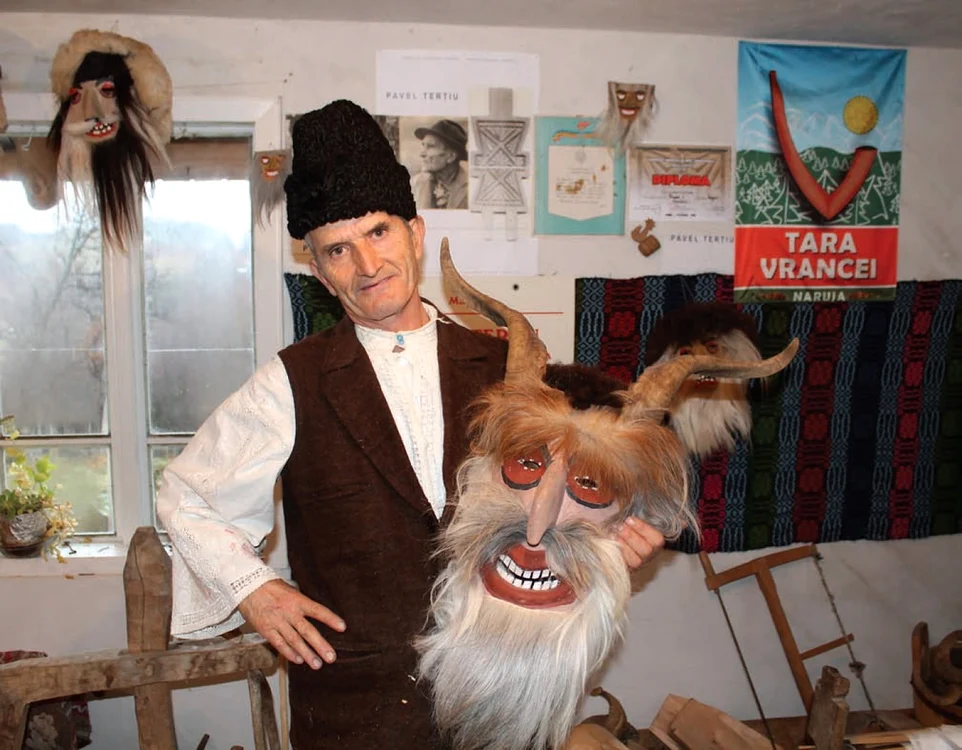 Şerban Terţiu şi una din sutele de măşti confecţionate de el FOTO: Centrul Cultural Vrancea