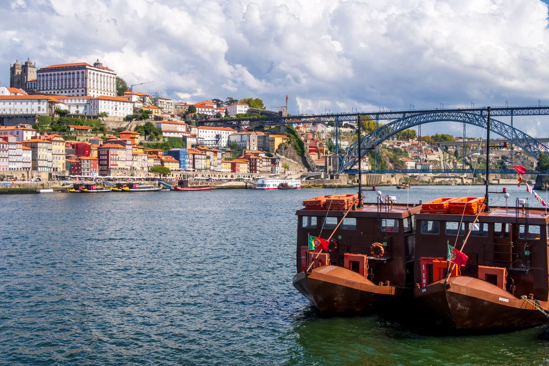 Porto este un frumos oraș portughez, cu străzi pitorești, clădiri colorate