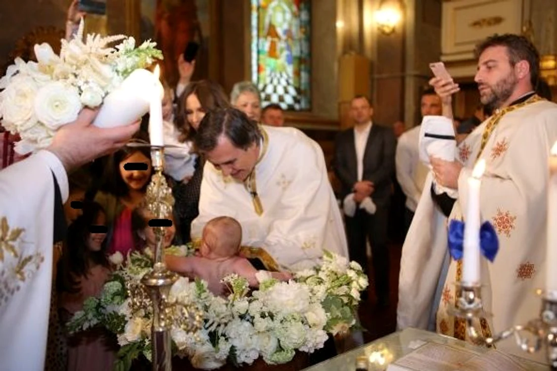 
    Adela, fericită și emoționată la botez, alături de prietena ei, Dana Rogoz Foto: Arhivă personală  