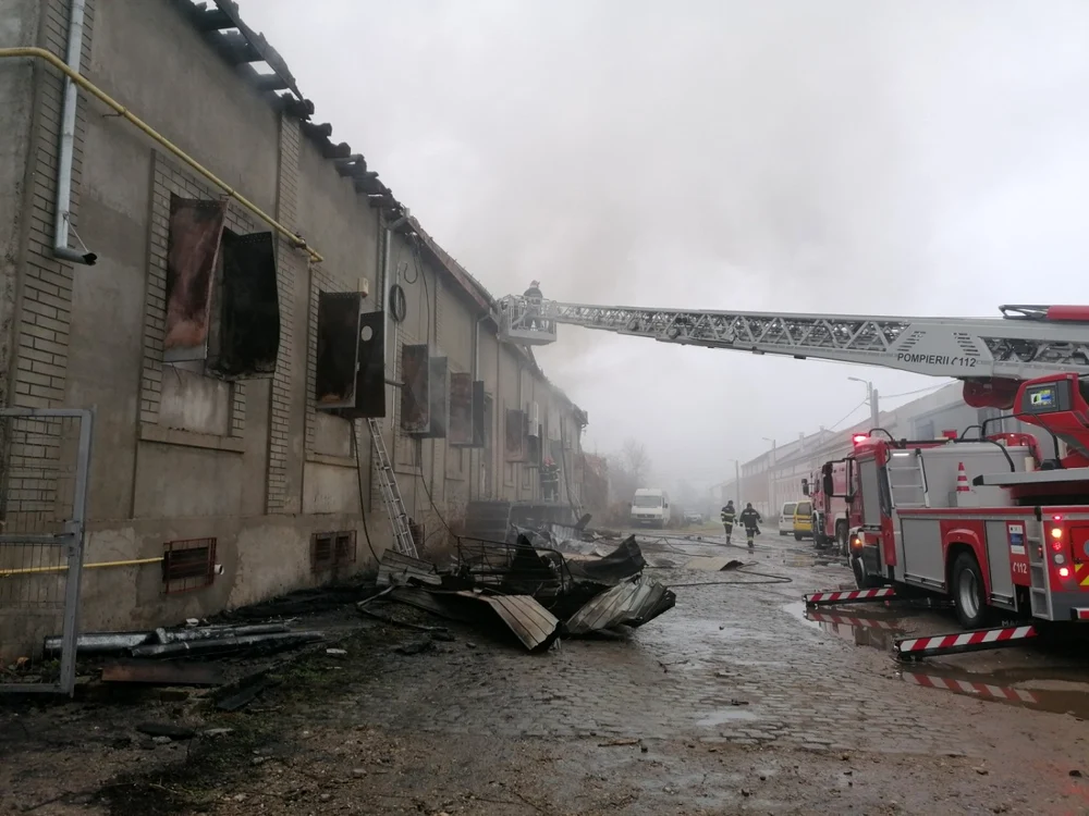 Incendiul a provocat pagube importante atât la depozitul de seminţe, cât şi la două magazii din vecinătate Foto: ISU Brăila