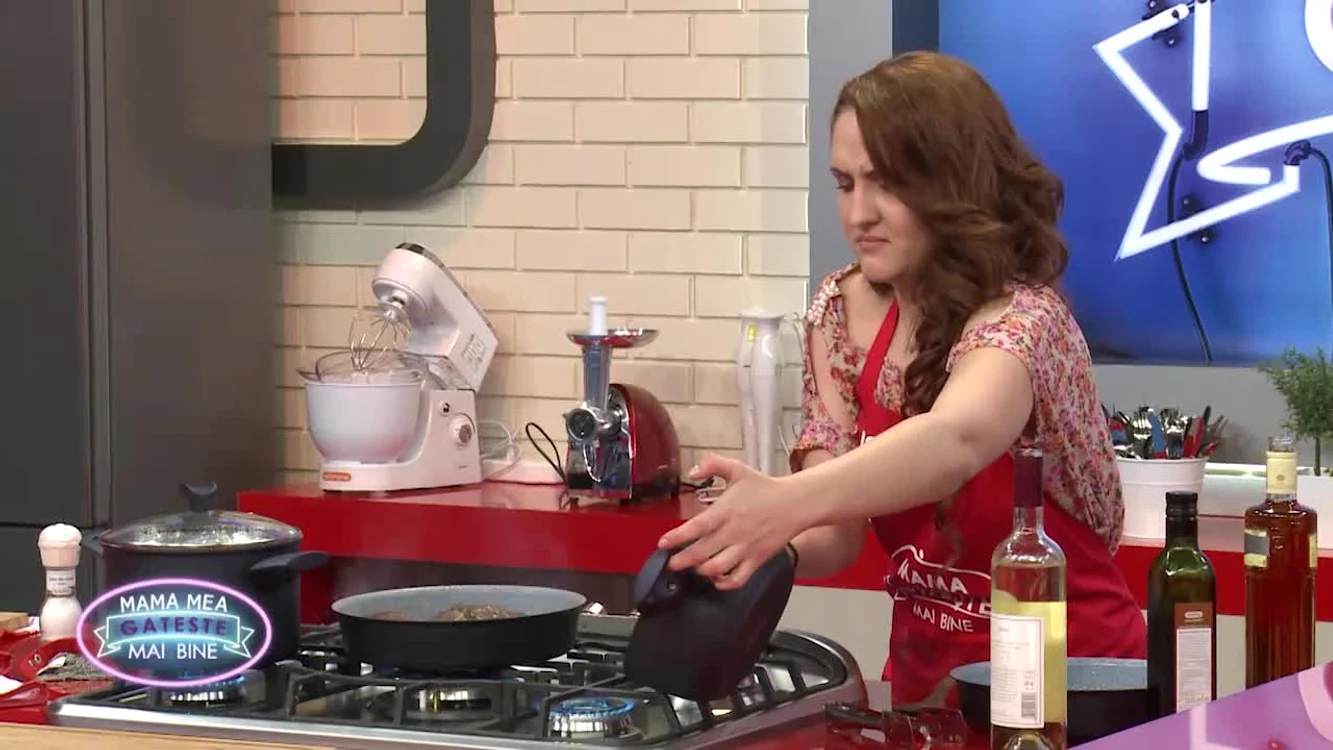 
    maestrul Horia Vârlan şi Cove, gazdele emisiunii „Mama mea găteşte mai bine”Foto Prima TV  