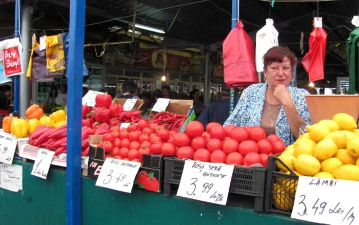 Comercianţii de roşii se uită în calea clienţilor