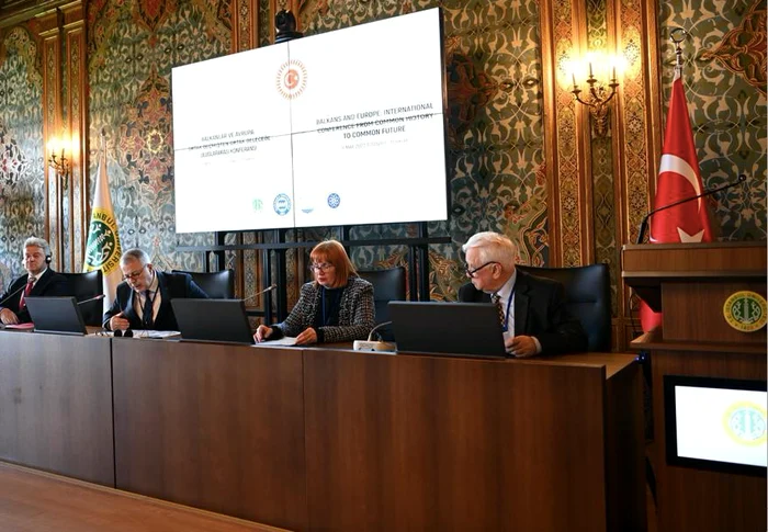 Istoricul Tasin Gemil (primul din dreapta), la evenimentul recent din Turcia SURSA Arhivă personală