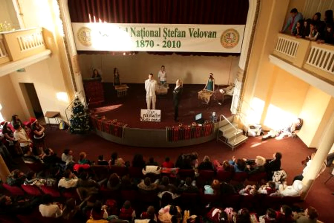 Spectacol umanitar la Colegiul Naţional Ştefan Velovan