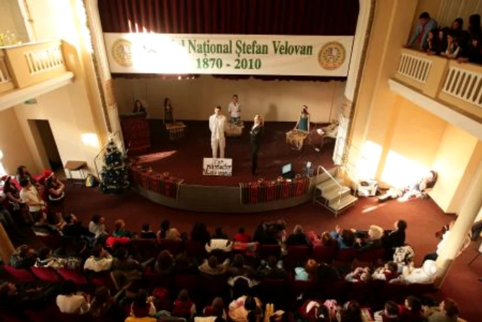 Spectacol umanitar la Colegiul Naţional Ştefan Velovan