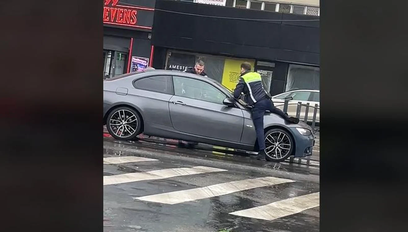 Polițistul de la rutieră s-a urcat pe capota mașinii Foto: captură TikTok