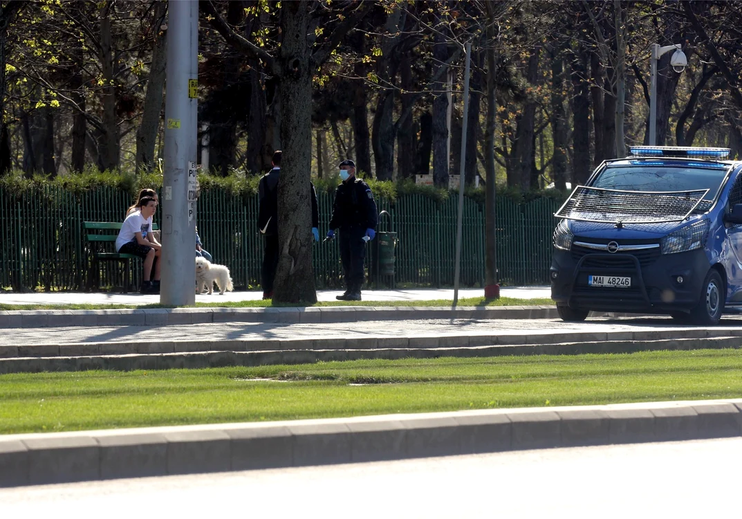 Relaxare pe o bancă de lângă parcul IOR. Tinerii au fost luați la întrebări de polițiști