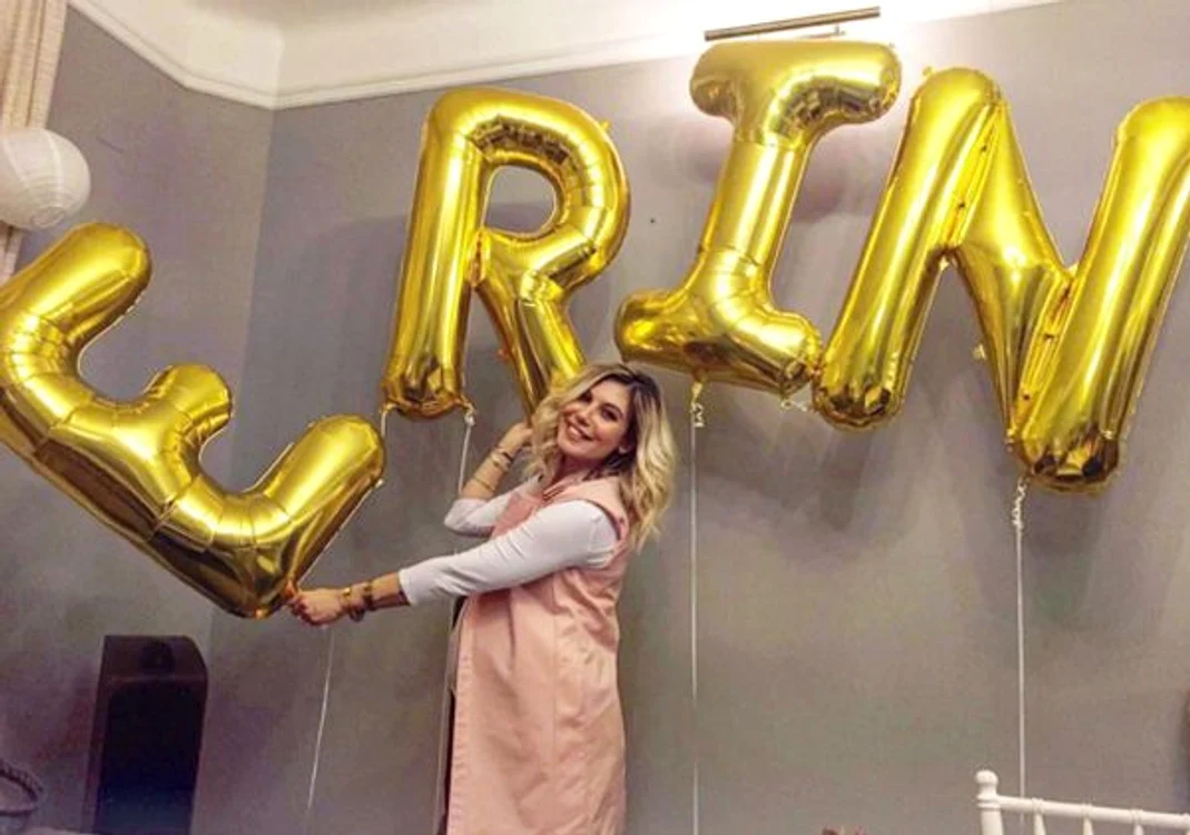 Sore a decorat încăperea cu baloane cu numele fetiţeifoto: arhiva personală