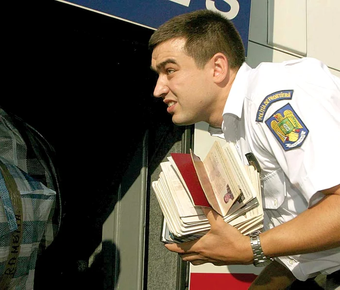 
    Vameșii verifică fiecare persoană  în parte  