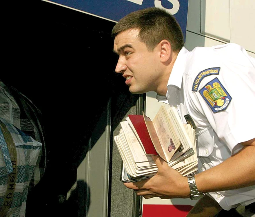 
    Vameșii verifică fiecare persoană  în parte  