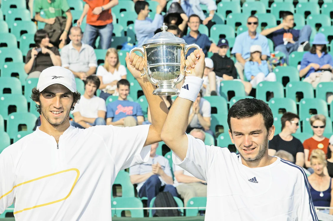 
    În 2003, Horia Tecău şi  Florin Mergea au cucerit  pentru a doua oară  consecutiv titlul de dublu  în competiţia juniorilor  de la WimbledonFOTO: Guliver/ GettyImage  