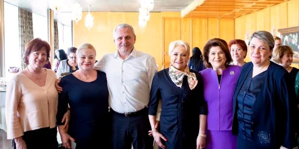 Petrecerea psd de 8 martie. liviu dragnea alaturi de femeile psd foto facebook / rovana plumb