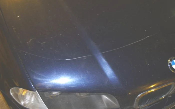 Şapte maşini au fost distruse de bărbat, după ce au fost zgâriate cu o cheie. FOTO arhivă Adevărul