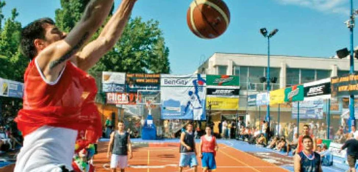 Craiova: Meci demonstrativ pe terenurile de street-ball din Centru