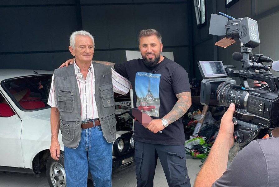 Bătrânul care a plâns după Dacia sa și noul proprietar al „Steluței“ vor face turul României. „Îi las o dublură a cheii“ VIDEO