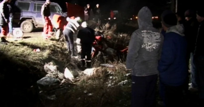 Tinerii au fost striviţi de autoturismul de teren Isuzu scăpat de sub control