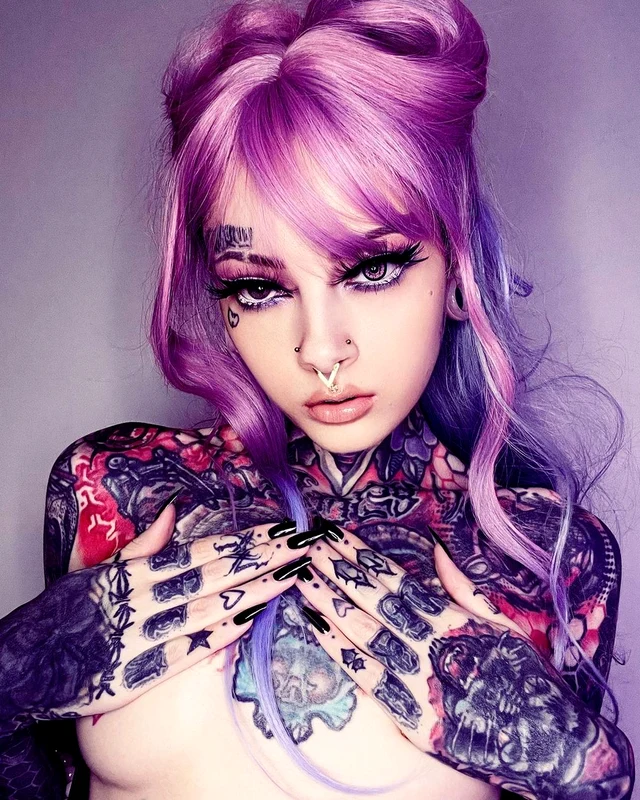 Tânăra are tatuaje inclusiv pe față și pe mâini jpg