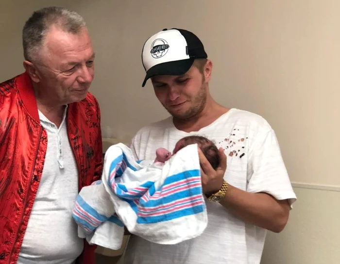 
    Codin Maticiuc, într-o imagine în care o prezintă pe Smaranda tatălui săuFoto: arhivă personală  