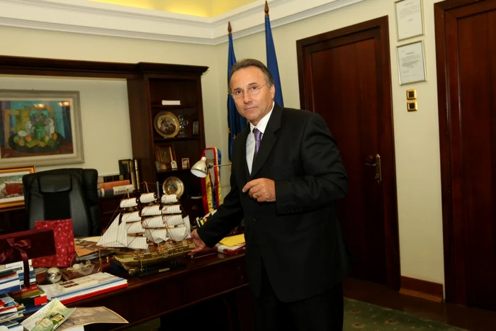 Gheorghe Nichita, în biroul de la Primăria Iaşi FOTO Adevărul