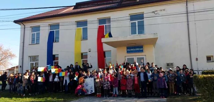 Copii de la şcoala din Independenţa au sărbătorit 1 decembrie FOTO Aurelian Mihai