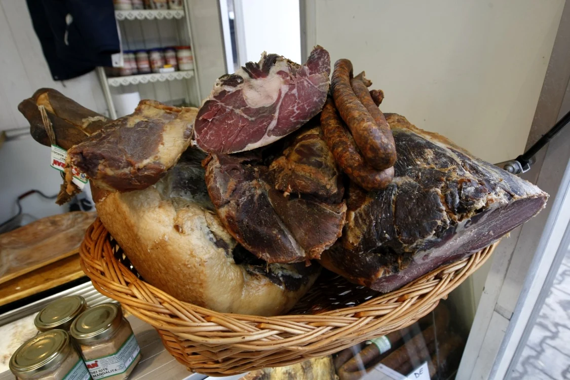 Coş cu produse din carne de porc de Mangaliţa FOTO Adevărul
