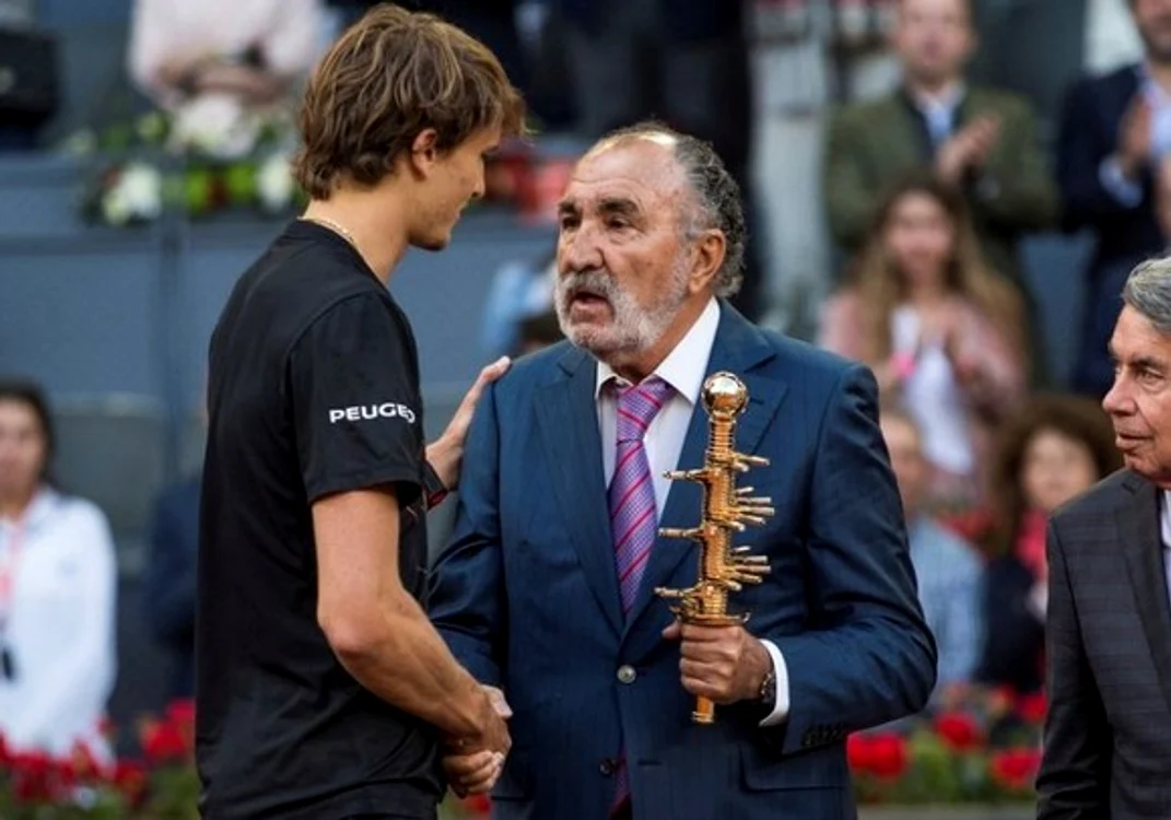 Ion Țiriac îi oferă trofeul ”Ion Țiriac” învingătorului ediției 2018 a turneului de la Madrid, Alexander ZverevFOTO: EPA