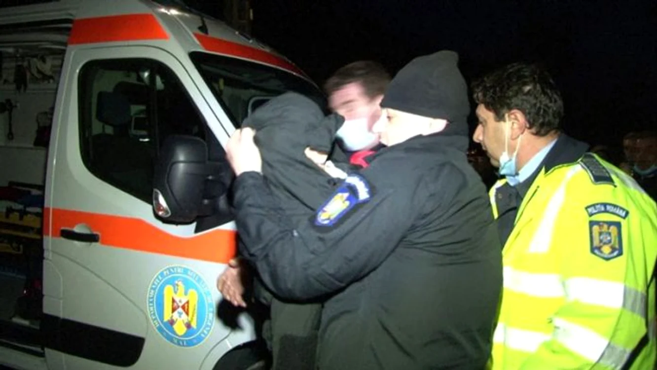 Copilul a fost găsit de jandarmi într-o groapă, acoperit de frunzeFoto: gorjeanul.ro