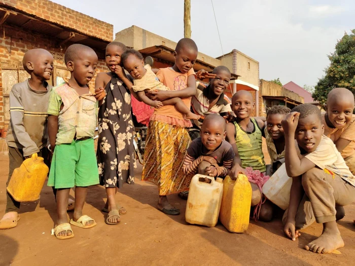 calarasi Copiii din Africa aduc apa si de la 10 km FOTO Faceb/St.Mandachi