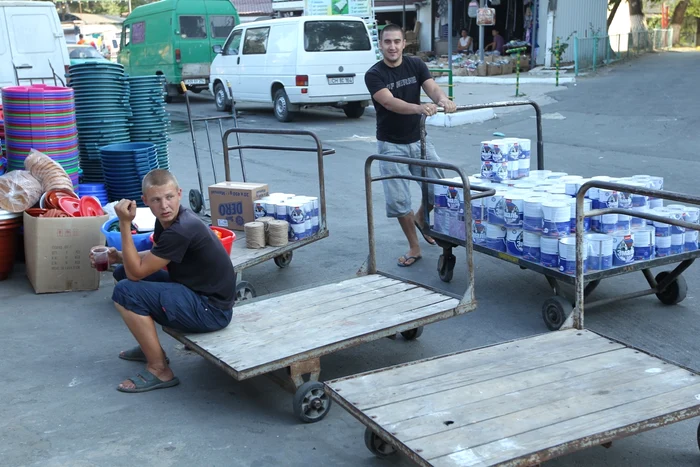 Abia ieșiți din gimnaziu, mulți adolescenți aleg „cariera“ de hamal