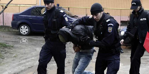 Balcestiul a fost impanzit de mascati in cautarea rromilor care au luat scalpul unui barman (Foto arhiva)