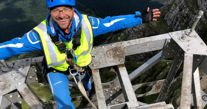 alpinisti azuga restauratori cruce caraiman