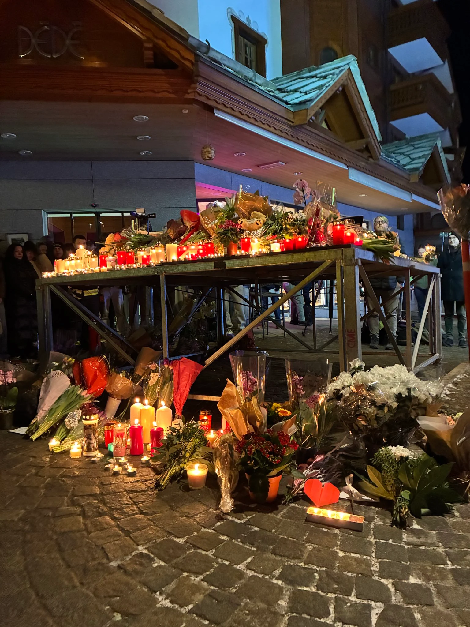 Furia crește în Elveția după incendiul mortal din Crans-Montana: de ce proprietarii barului nu au fost arestați?