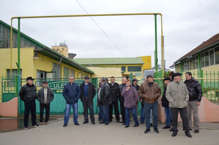 Oamenii nu au fost lăsaţi să intre în interiorul societăţii