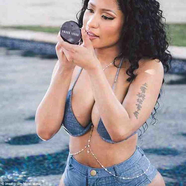 Costumul de baie purtat de Nicky Minaj face parte din colecția de haine lansată de ea.