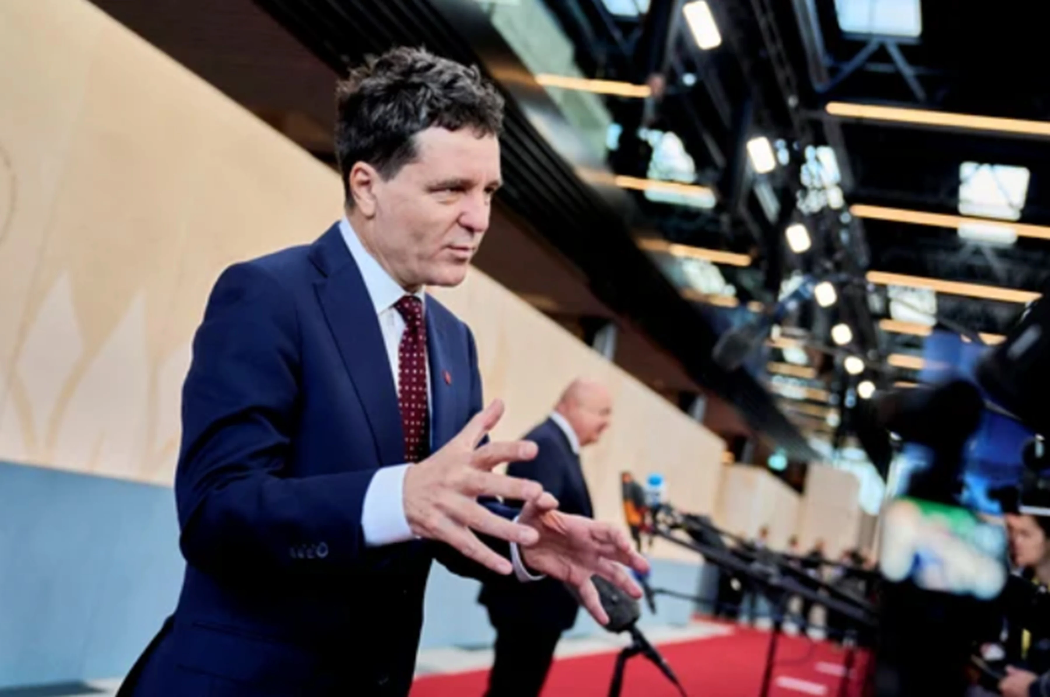 Nicușor Dan, despre creșterea salariului minim: „Ne-ar plăcea, dar poate trimite oamenii în șomaj”