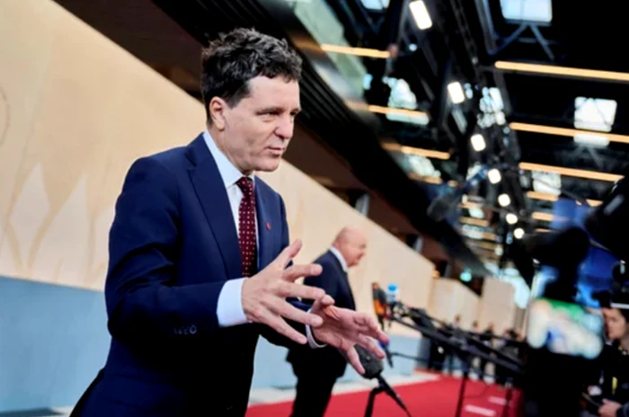 Nicușor Dan susține că majorarea salariului minim trebuie discutată atent FOTO: AFP