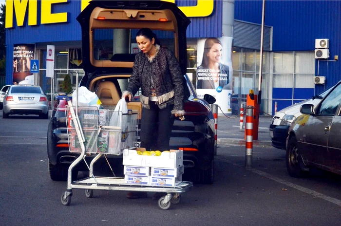 
    Brigitte pare copleșită de numărul mare de produse pe care trebuie să le stivuiască în portbagajFoto: Mihai Calu  