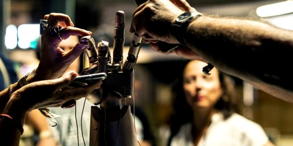 Vizitatori testează o mână robotică în deschiderea congresului Sonar+D dedicate creativităţii tehnologiei şi afacerilor în Barcelona Spania FOTO EPA-EFE / Enric Fontcuberta