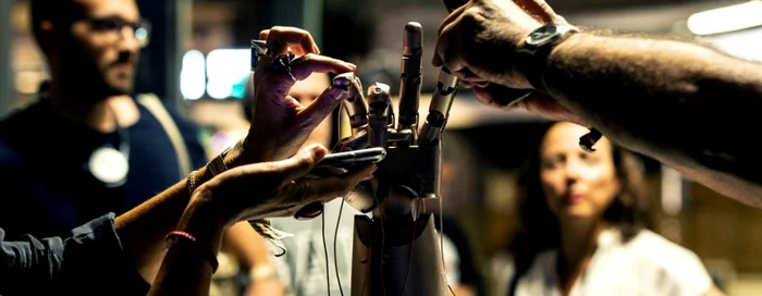 Vizitatori testează o mână robotică în deschiderea congresului Sonar+D dedicate creativităţii tehnologiei şi afacerilor în Barcelona Spania FOTO EPA-EFE / Enric Fontcuberta