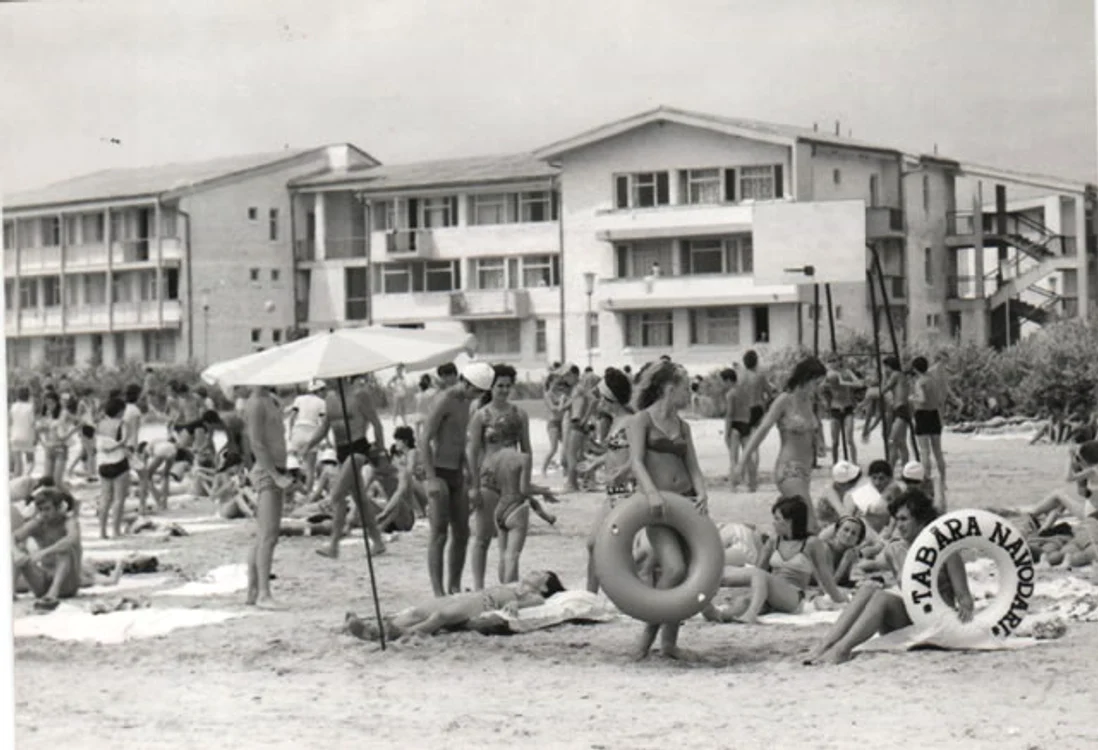 Oameni în taberele de la mare, respectiv din Năvodari