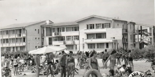 Oameni în taberele de la mare, respectiv din Năvodari jpeg