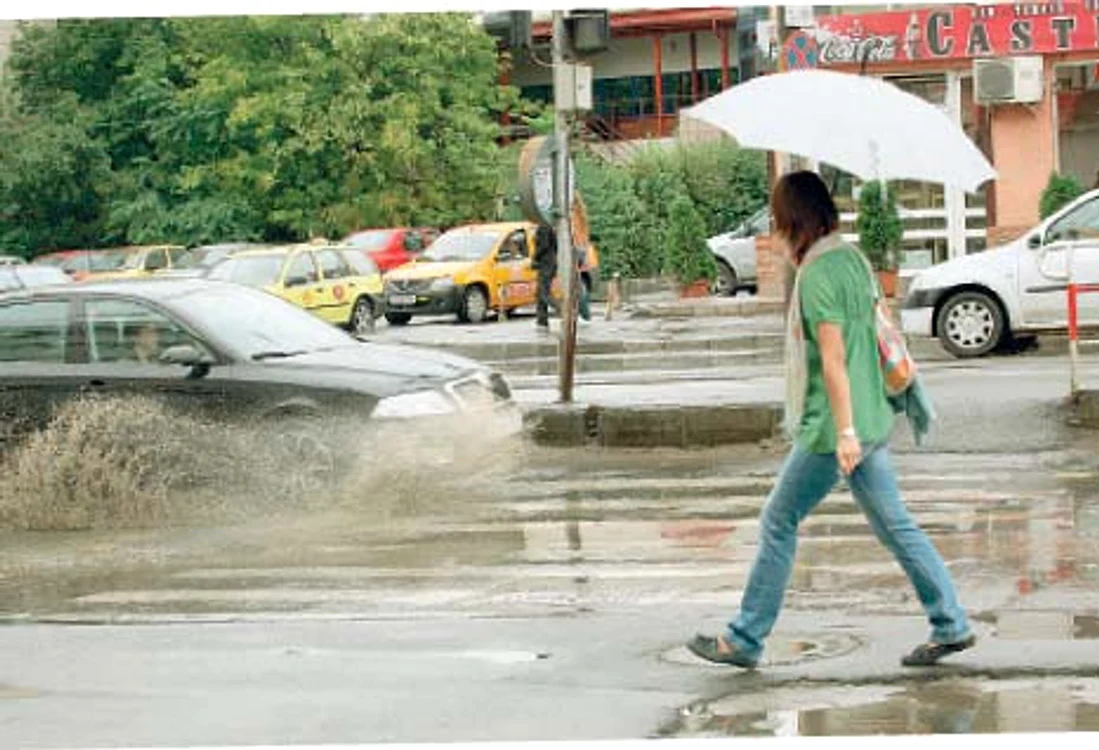 
    Nu plecaţi de acasă  fără umbrele  
